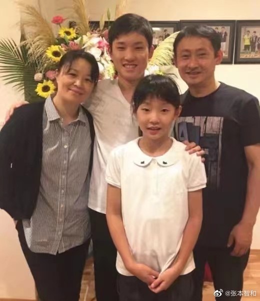 jay259212's tweet photo. 日本男团刚拿亚运金牌击败中国第六天，23岁世界排名前列的张本智和就被日本文春周刊重磅爆料：长期蹲颜值审核交友软件，用Instagram私信20多岁女主播，话术几乎不聊乒乓球，直接报年收入超过1亿日元、身高176当开场白

#张本智和私信女主播 #年入过亿翻车 #六本木约炮 #反差婊张本 #日本乒乓黑料 https://t.co/oeqzZJo3ry