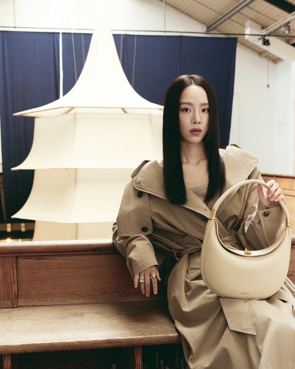 SongmontGlobal's tweet photo. A quiet moment at #SongofMont.
Korean actress Shin Hae-sun joined us in Paris, moving through the space in a complete Songmont look, carrying the Luna bag with her. 

#SongmontLunaCollection https://t.co/MxXByXXHb6
