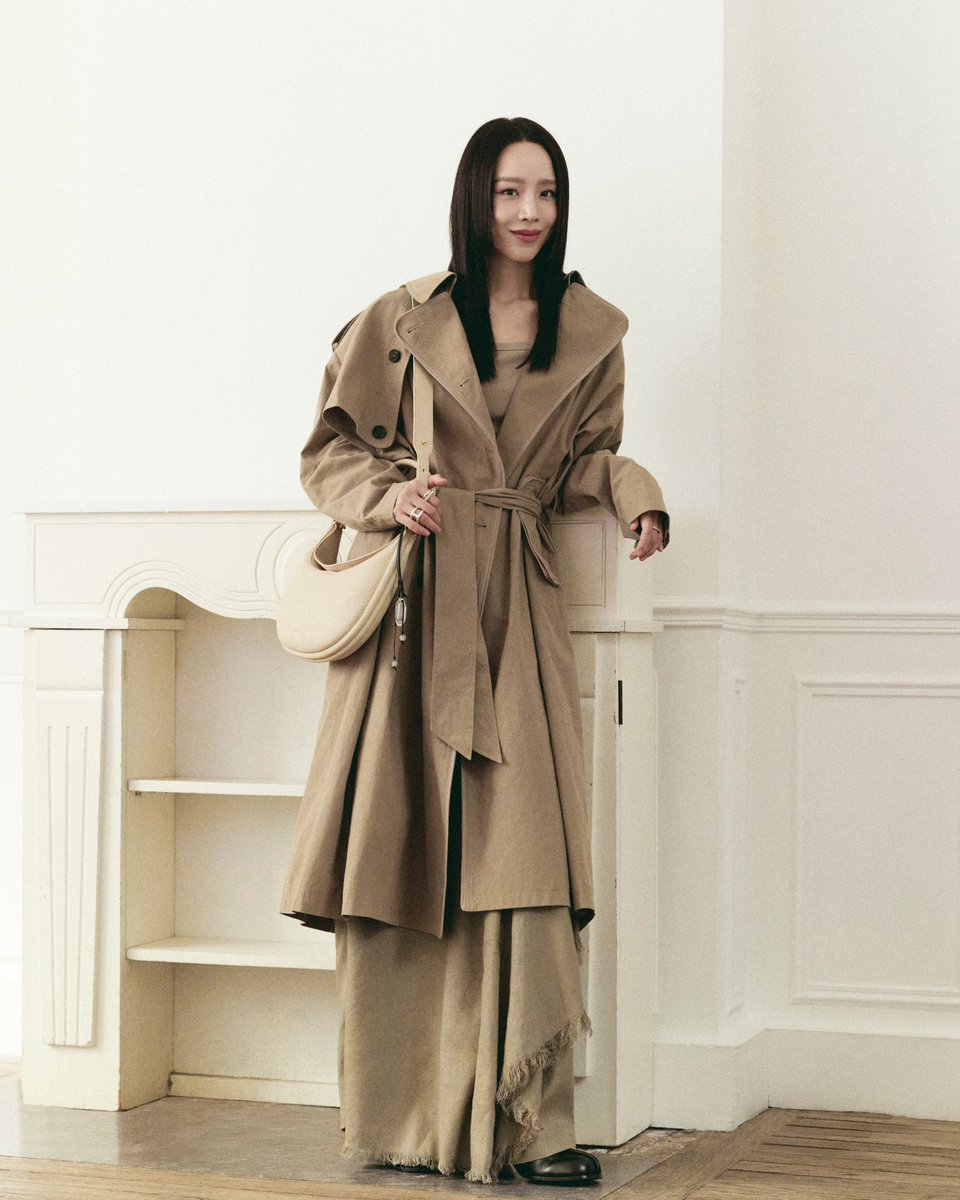SongmontGlobal's tweet photo. A quiet moment at #SongofMont.
Korean actress Shin Hae-sun joined us in Paris, moving through the space in a complete Songmont look, carrying the Luna bag with her. 

#SongmontLunaCollection https://t.co/MxXByXXHb6