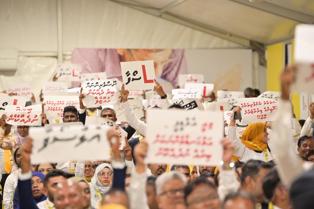 hussainfiyaz's tweet photo. Haha. L-Sofa https://t.co/QHA9vb5rw4