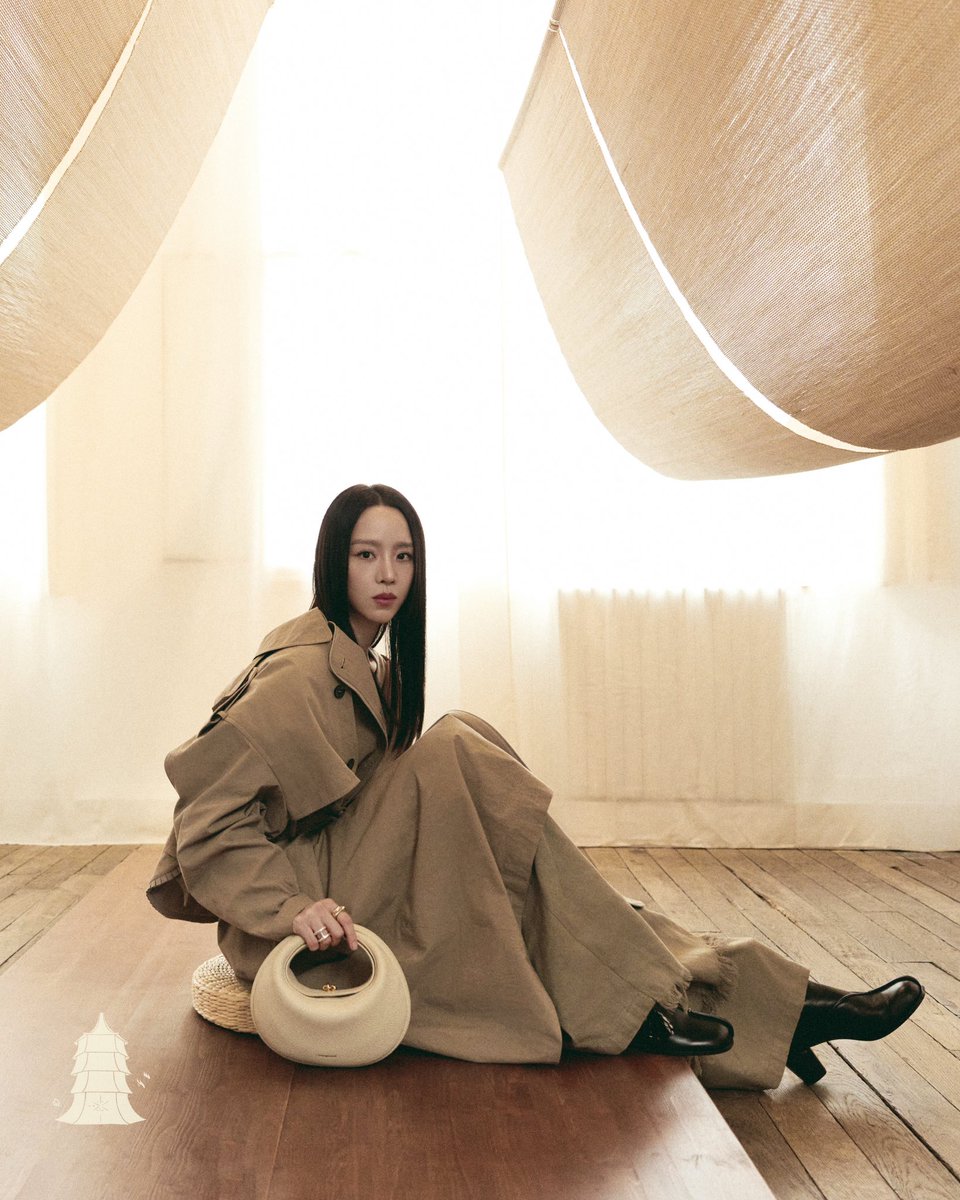 SongmontGlobal's tweet photo. A quiet moment at #SongofMont.
Korean actress Shin Hae-sun joined us in Paris, moving through the space in a complete Songmont look, carrying the Luna bag with her. 

#SongmontLunaCollection https://t.co/MxXByXXHb6