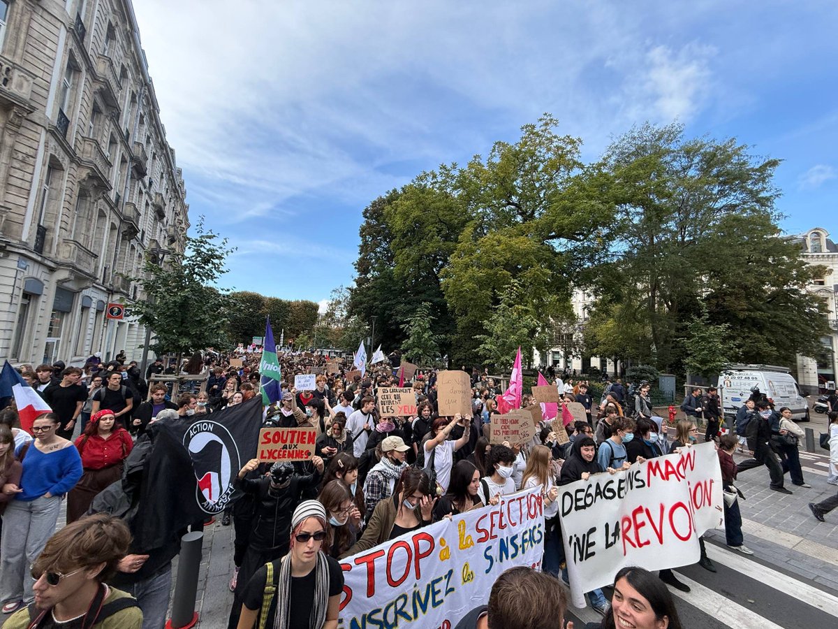 L_Fournier_'s tweet photo. Présent ce midi à la manifestation avec les lycéen•es et les étudiant•es ! ✊

Solidarité totale avec le mouvement. 

Indignation et colère immense en 
voyant la réponse violente apportée par le gouvernement qui réprime les jeunes qui demandent à étudier dignement ! https://t.co/g4aAO3mf2H