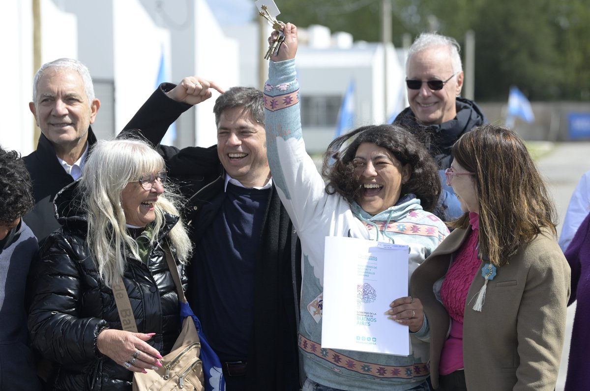 Kicillofok's tweet photo. Las 175 viviendas que entregamos en Melchor Romero van a transformar la realidad de mujeres víctimas de violencia de género y personas externadas del hospital Alejandro Korn que ahora van a poder proyectar su futuro en condiciones dignas.

Un trabajo colectivo de todas las áreas del Gobierno provincial y el municipio que demuestra que ante la crueldad, la ignorancia y el odio respondemos reconociendo derechos y mejorando la calidad de vida de las familias bonaerenses.

Hay otra forma de gobernar y es con trabajo, esfuerzo y mucho corazón.