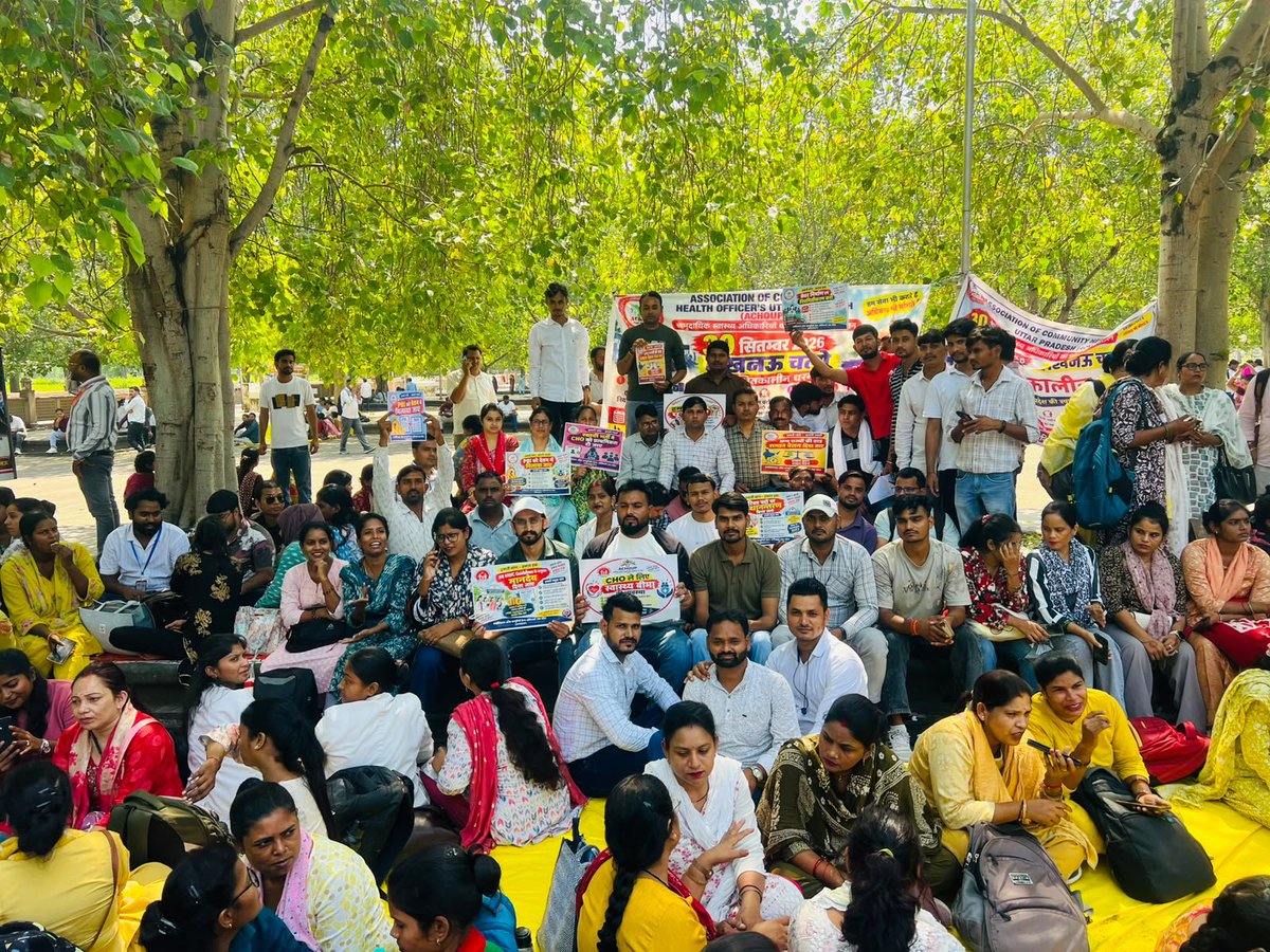 AAYUSHMAN4043's tweet photo. पिछले 4 दिनों से प्रदेश के 18,000 #CHOsईको गार्डन,लखनऊ में सिर्फ एक उम्मीद लेकर बैठे हैंमाननीय मुख्यमंत्री जी आएं, हमारी बात सुनें और कैडर निर्माण,नियमितीकरण सहित 6 सूत्रीय जायज़ मांगों पर सकारात्मक निर्णय लें।
अब इंतज़ार नहीं—सीधा संवाद और ठोस समाधान चाहिए। ✊
@brajeshpathakup https://t.co/3vcOhVXBbJ