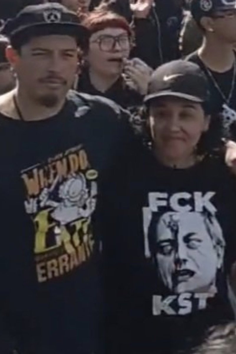 DRESTRUM__Pl's tweet photo. 🚨 USAN UNA POLERA CON LA CARA DEL PRESIDENTE CON UNA BALA EN LA CABEZA, PERO ELLOS NO FOMENTAN EL ODIO, DIJO JEANNETTE JARA 🤨 https://t.co/SvurDvjFDg
