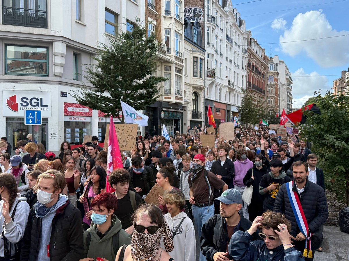 L_Fournier_'s tweet photo. Présent ce midi à la manifestation avec les lycéen•es et les étudiant•es ! ✊

Solidarité totale avec le mouvement. 

Indignation et colère immense en 
voyant la réponse violente apportée par le gouvernement qui réprime les jeunes qui demandent à étudier dignement ! https://t.co/g4aAO3mf2H