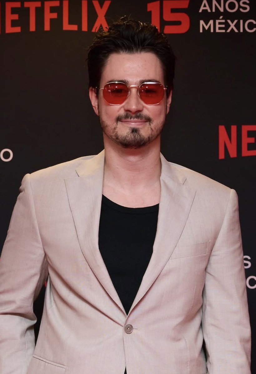 Raulgutierrez's tweet photo. 💪❤️ El joven actor Manuel Masalva reveló que, luego de pasar 105 días hospitalizado y permanecer en coma inducido a causa de una infección bacteriana, sufrió la amputación de dos dedos de los pies debido a problemas de circulación. 🏥

A un año de aquella complicada experiencia, el actor y músico continúa saliendo adelante y demostrando una enorme resiliencia y fortaleza frente a esta difícil situación de salud. 🙏✨

Sin duda, una historia de lucha, recuperación y muchas ganas de seguir adelante. ❤️‍🩹💪