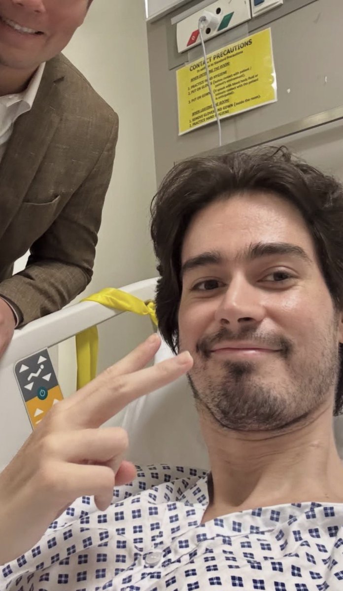 Raulgutierrez's tweet photo. 💪❤️ El joven actor Manuel Masalva reveló que, luego de pasar 105 días hospitalizado y permanecer en coma inducido a causa de una infección bacteriana, sufrió la amputación de dos dedos de los pies debido a problemas de circulación. 🏥

A un año de aquella complicada experiencia, el actor y músico continúa saliendo adelante y demostrando una enorme resiliencia y fortaleza frente a esta difícil situación de salud. 🙏✨

Sin duda, una historia de lucha, recuperación y muchas ganas de seguir adelante. ❤️‍🩹💪