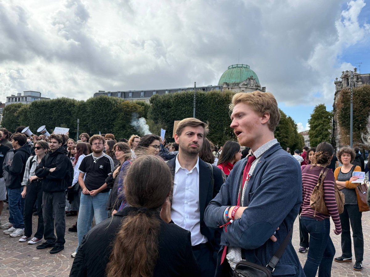 L_Fournier_'s tweet photo. Présent ce midi à la manifestation avec les lycéen•es et les étudiant•es ! ✊

Solidarité totale avec le mouvement. 

Indignation et colère immense en 
voyant la réponse violente apportée par le gouvernement qui réprime les jeunes qui demandent à étudier dignement ! https://t.co/g4aAO3mf2H