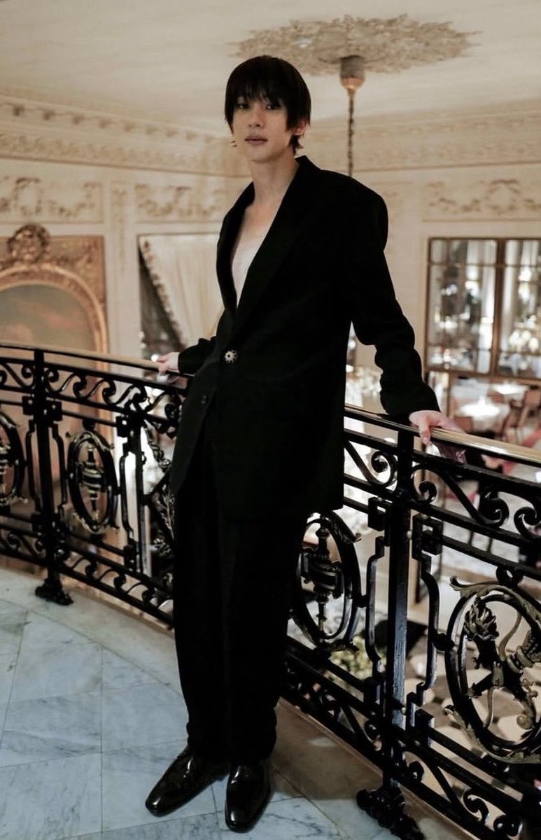 asbaguette's tweet photo. หล่อสุดในปารีส สมกับเป็น The new face of Saint Laurent 🥺✨

ANTON AT SAINT LAURENT PFW 
#ANTONxSaintLaurentSS27 
#ANTONxSaintLaurent https://t.co/9kWsFSOEyg
