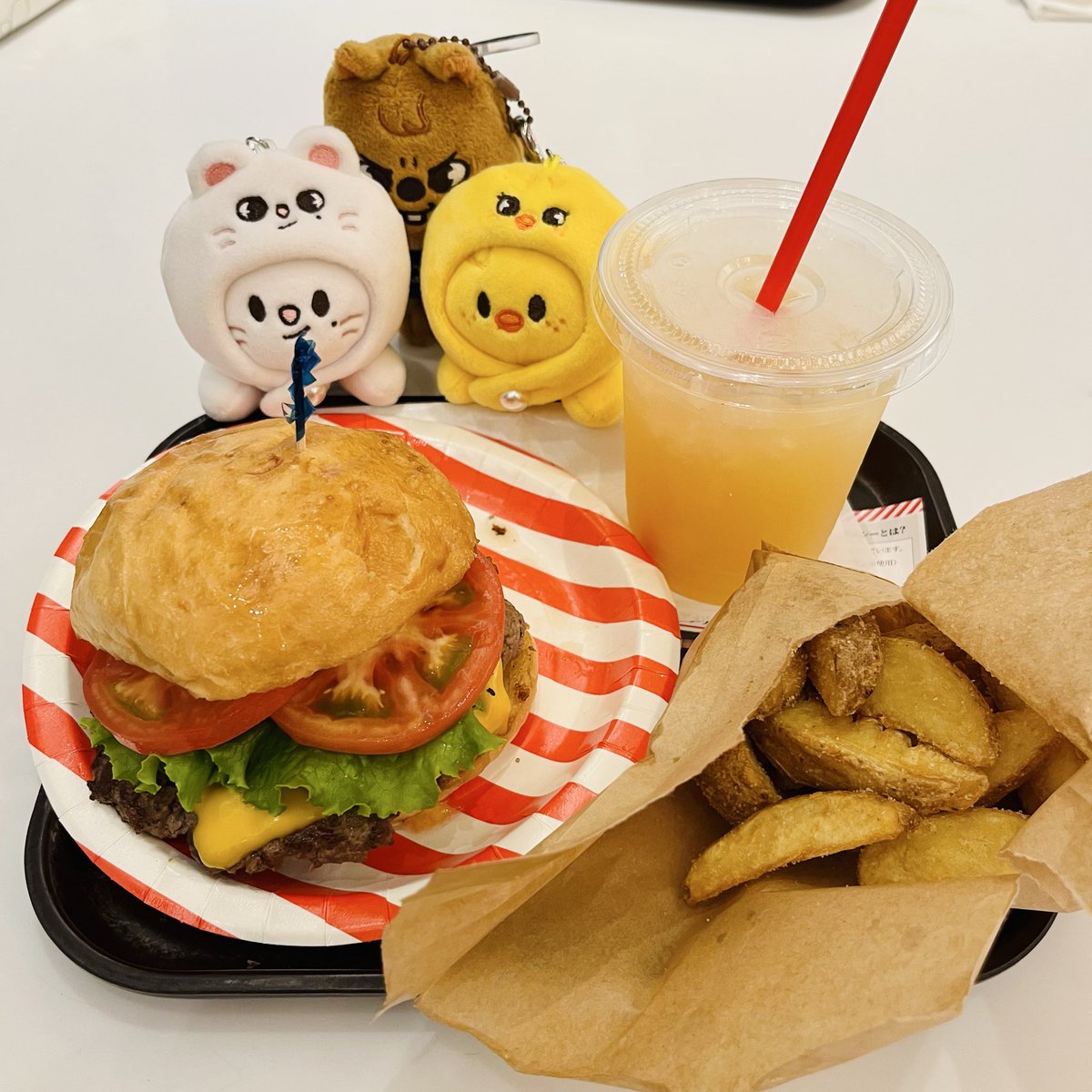 gkttcktt's tweet photo. たまたま友達も今日ポップアップだったから一緒にご飯とカフェにも行けた🫶ポテトおいしかったな🍟え、もう再び食べたいんだけど笑 https://t.co/ddMq6gN35T