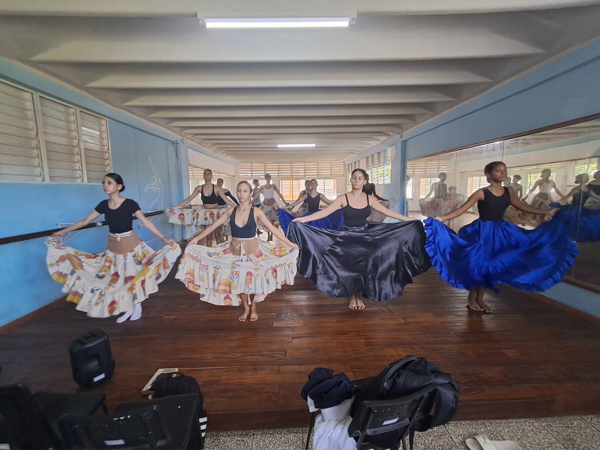Roberto96450990's tweet photo. Se realiza ejercicio coreografico del Zapateo de Majagua, con estudiantes de 1er año de la EIA Raul Gomez Garcia. Prof. Roberto Fernández Rondón. https://t.co/vduekIUvC2