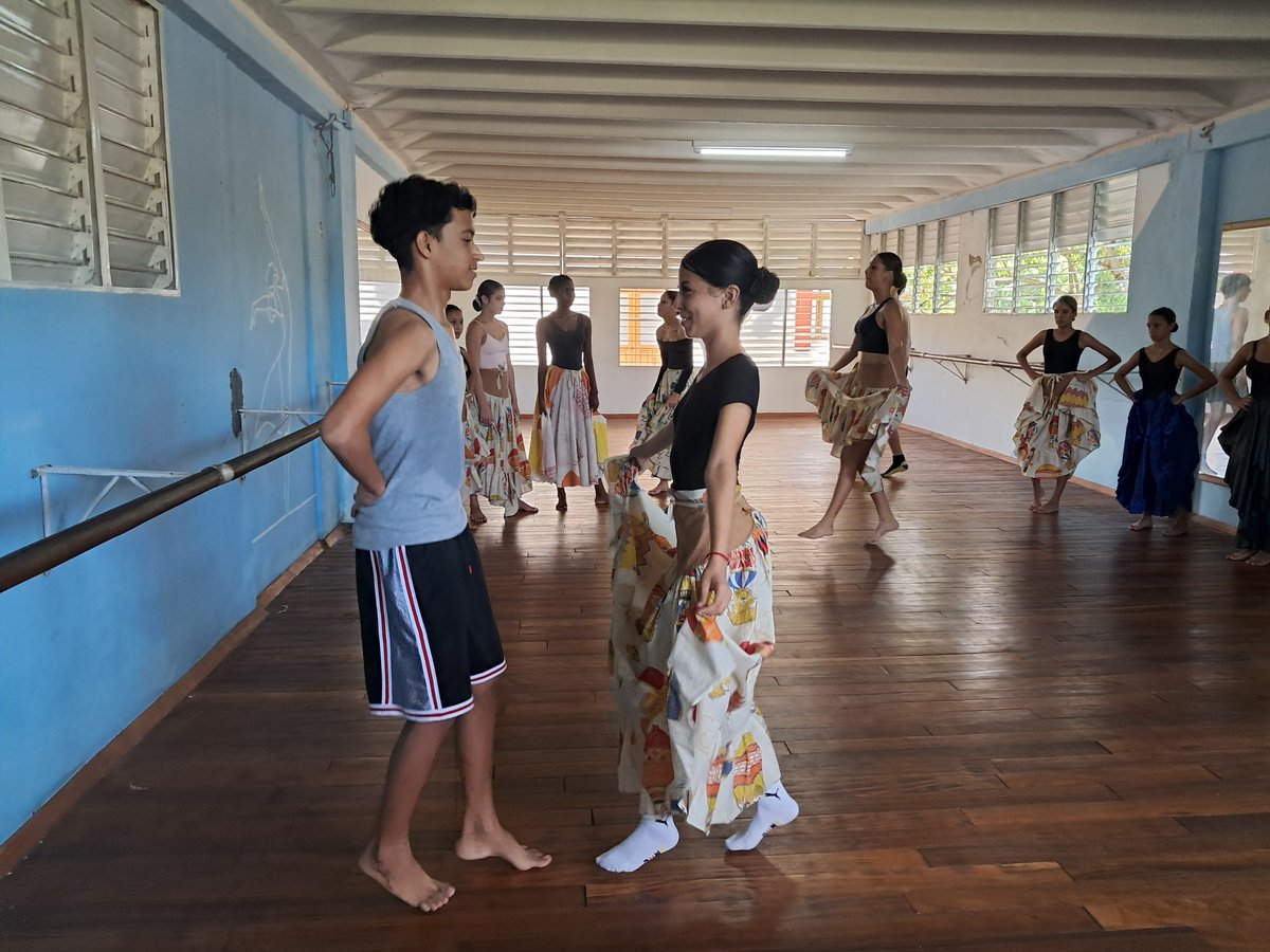 Roberto96450990's tweet photo. Se realiza ejercicio coreografico del Zapateo de Majagua, con estudiantes de 1er año de la EIA Raul Gomez Garcia. Prof. Roberto Fernández Rondón. https://t.co/vduekIUvC2