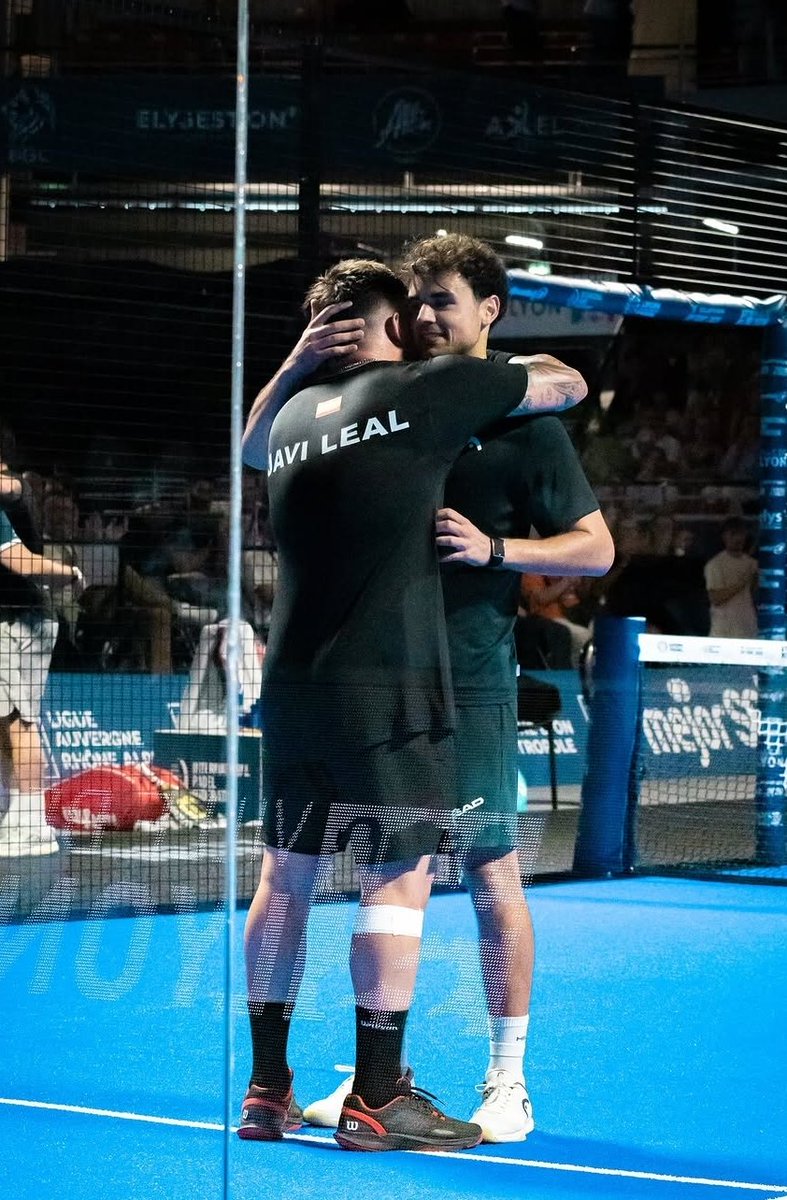 ChoqueDeVoleas's tweet photo. Javi y Fran han jugado seis partidos en los últimos ocho días, de los cuales CINCO se han ido a tres sets. 

Han ganado a Montiel-Santigosa que se cargaron a Aimar y Edu el martes, a Momo-Campa que están jugando una barbaridad y a Stupa-Joni en la final. 

Ayer, victoria ante Guille y Enrique, otro parejón. 

Así que decir que le están dando la razón a Juanjo por perder hoy en el tercero contra unos Tino y Gonza que vienen en línea ascendente, de hacer semis en Madrid eliminando a Leo y Juan, de ganar el Silver de Budapest... es lamentable y oportunista. 

Os pueden caer mejor o peor, puede que sea una pareja "polémica", que Leal os caiga regular por sus gritos, pero a mí dadme a gente así, pasional, que van con todo, sin miedos, de cara. 

El pádel necesita estos perfiles. No entiendo por qué os da tanta rabia y les criticáis tanto. Habría que veros a vosotros como compañeros. 

Obviamente Javi tiene que mejorar mucho a nivel mental y de compañerismo, el tema es que tienen DEMASIADA confianza, llevan jugando juntos y basureándose desde los nueve años y es así su relación dentro de pista. 

Javi te da una de cal y otra de arena. Es así como se motiva. Le dice "te quiero gordo" a Fran o le tira una mirada asesina. Le grita a la cara y le mete una perca por lo arriba que está o se pasa dos juegos sin mirarle. 

Y Fran, con un estilo menos expresivo, es prácticamente igual. 

Son así. Naturales, impulsivos, imperfectos; dos mejores amigos de 23 años. 

Lo ideal sería comportarse como Arturo Coello siempre, pero eso es casi imposible y más aún con un hermano. 

El gesto del domingo no fue una falta de respeto hacia sus compañeros, fue un mensaje a Juanjo. Nada más. No seáis tan serios, c*ño. 

Estos dos tipos han demostrado que están para citas grandes. Van a meter su segundo Máster Final este año, repito, con 23 años, con lo caro que está todo y con lo mal que empezó Letal.

Han hecho semis de Major, estuvieron a un solo punto de llevarse el P1 de Pretoria, en los últimos dos años han ganado a Tapia, Coello, Lebrón, Leo, Stupa, Paco... A prácticamente todos los que están arriba. 

Así que no me aprovechéis ahora para increparles. 

------

Toca seguir currando, señores. Siempre estaré en vuestro jodido barco. 

📸📎