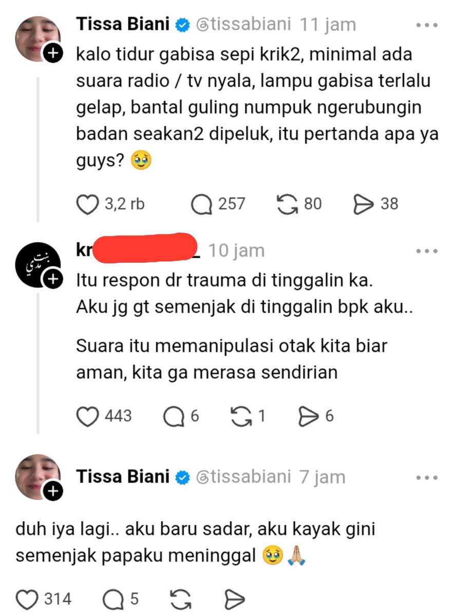 seduhtehnya's tweet photo. Ada yang ngerasain hal yang sama kayak Tissa Biani ini?

Jadi di medsos sebelah, Tissa curhat nggak bisa tidur kalo sepi. Jadi harus ada suara gitu. Lampu juga nggak bisa mati total. Terus bantal guling harus mengelilingi dia kayak dipeluk.

Banyak yang bilang, mungkin pertanda Tissa harus cepet-cepet nikah nih! Lagian kan udah pacaran sama Dul Jaelani selama 6 tahun tuh..

Tapi ternyata masalahnya bukan itu! Seorang netizen 'menemukan' alasan Tissa merasa kayak gitu...yaitu trauma ditinggalin ayahnya!

Tissa jadi sadar kalau dia nggak bisa tidur kalau sepi itu emang sejak ayahnya meninggal tahun 2023 lalu.

Ternyata ekspresi kesedihan dan kesepian bukan cuma keluar dari air mata ya~

Mau bilang 'sabar ya Tissa' rasanya udah terlalu klasik. 'Nikmati' aja dukamu ya Tis! Nggak papa, namanya juga manusia. Kamu nggak harus selalu kuat dan cepat-cepat sembuh 💔🥀