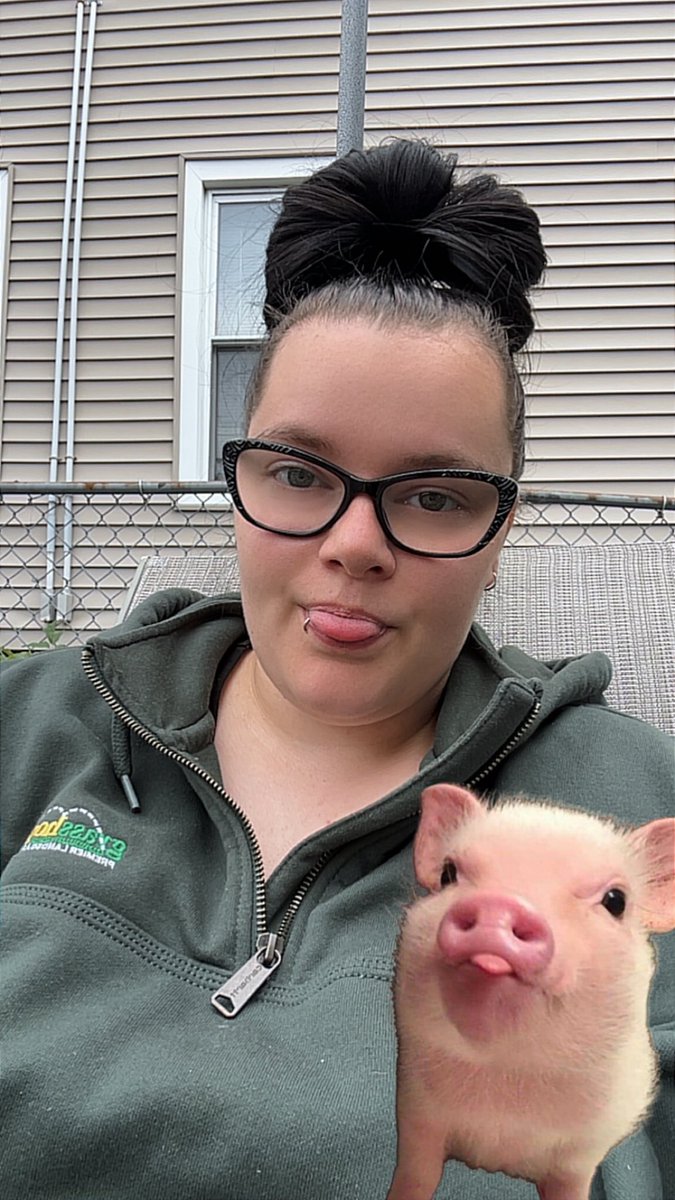 vrm95x's tweet photo. Me and my bff. I think I’ll call him Porkchop 🐷 https://t.co/8HdYKqPSSH