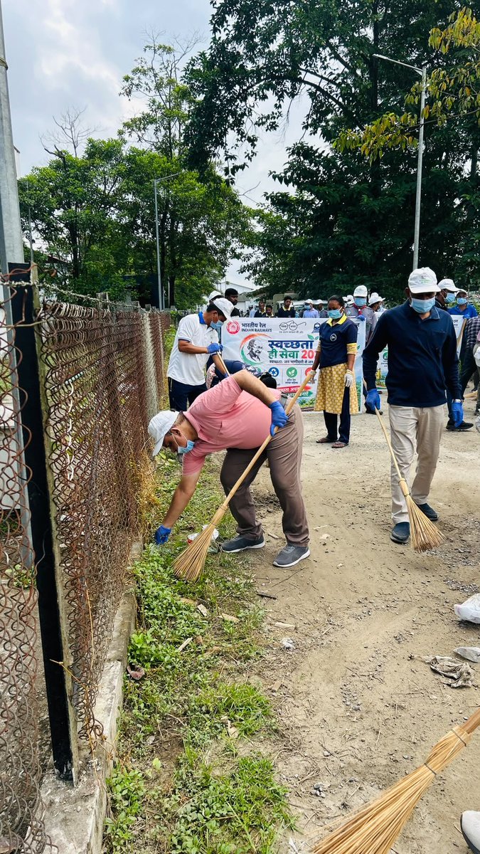 drm_tsk's tweet photo. As part of Swachhata Hi Seva (SHS) 2026, the Division organised the Jan Cleanliness Programme “Ek Din, Ek Ghanta, Ek Saath” at New Tinsukia Station on 01.10.2026, promoting the spirit of cleanliness and collective responsibility. 🧹 https://t.co/gn0VWO0dWt
