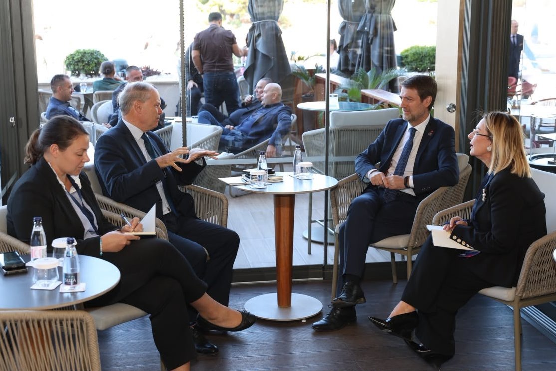 HoxhaFer's tweet photo. 📍Pržno, Monténegro -- Un échange substantiel et fructueux avec René Troccaz @troccazrene, Envoyé spécial de la France pour les Balkans occidentaux. 🇦🇱🇫🇷

L’#Albanie et la #France ont construit un excellent partenariat, fondé sur des valeurs européennes partagées, une forte confiance politique et un engagement commun en faveur d’une Europe sûre, stable et prospère.

Nos échanges ont porté sur le processus d’adhésion de l’Albanie à l’Union européenne, les évolutions dans les Balkans occidentaux et l’importance stratégique de renforcer la coopération régionale, la connectivité et la sécurité.

Le soutien constant de la France à la trajectoire européenne de l’Albanie, ainsi que son engagement actif en faveur d’un processus d’��largissement crédible et fondé sur le mérite, revêtent une importance stratégique non seulement pour l’Albanie, mais aussi pour l’avenir des Balkans occidentaux et de l’Europe dans son ensemble.

Nous restons déterminés à travailler étroitement avec la France pour renforcer la perspective européenne de la région, consolider la stabilité et la sécurité, et rapprocher fermement et irréversiblement les Balkans occidentaux de l’Union européenne. 🇦🇱🇫🇷🇪🇺

#Albanie2030 #Ensemble

--

📍Pržno, Mali i Zi -- Një takim i dobishëm dhe përmbajtësor me René Troccaz @troccazrene, të Dërguarin e Posaçëm të Francës për Ballkanin Perëndimor. 🇦🇱🇫🇷

Shqipëria dhe Franca kanë ndërtuar një partneritet të shkëlqyer, të mbështetur në vlera të përbashkëta evropiane, në një besim të fortë politik dhe në një angazhim të përbashkët për një #Evropë të sigurt, të qëndrueshme dhe të begatë.

Biseda u përqendrua në procesin e anëtarësimit të Shqipërisë në Bashkimin Evropian, zhvillimet në Ballkanin Perëndimor dhe rëndësinë strategjike të forcimit të bashkëpunimit rajonal, ndërlidhjes dhe sigurisë.

Mbështetja e vazhdueshme e Francës për rrugëtimin evropian të Shqipërisë, si dhe angazhimi i saj aktiv për një proces zgjerimi të besueshëm dhe të bazuar në meritë, kanë rëndësi strategjike jo vetëm për Shqipërinë, por edhe për të ardhmen e Ballkanit Perëndimor dhe të Evropës në tërësi.

Mbetemi të vendosur të punojmë ngushtë me Francën për të forcuar perspektivën evropiane të rajonit, për të konsoliduar stabilitetin dhe sigurinë, si dhe për ta afruar në mënyrë të vendosur dhe të pakthyeshme Ballkanin Perëndimor me Bashkimin Evropian. 🇦🇱🇫🇷🇪🇺

#Shqipëria2030 #Sëbashku