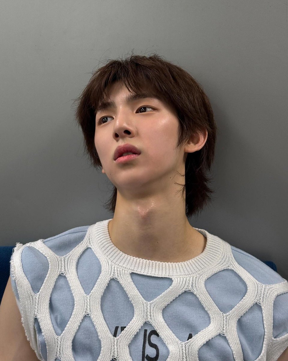 juhoonclub's tweet photo. juhoon having an adam's apple shaped like a heart is so him https://t.co/uBx6rAS0Bo