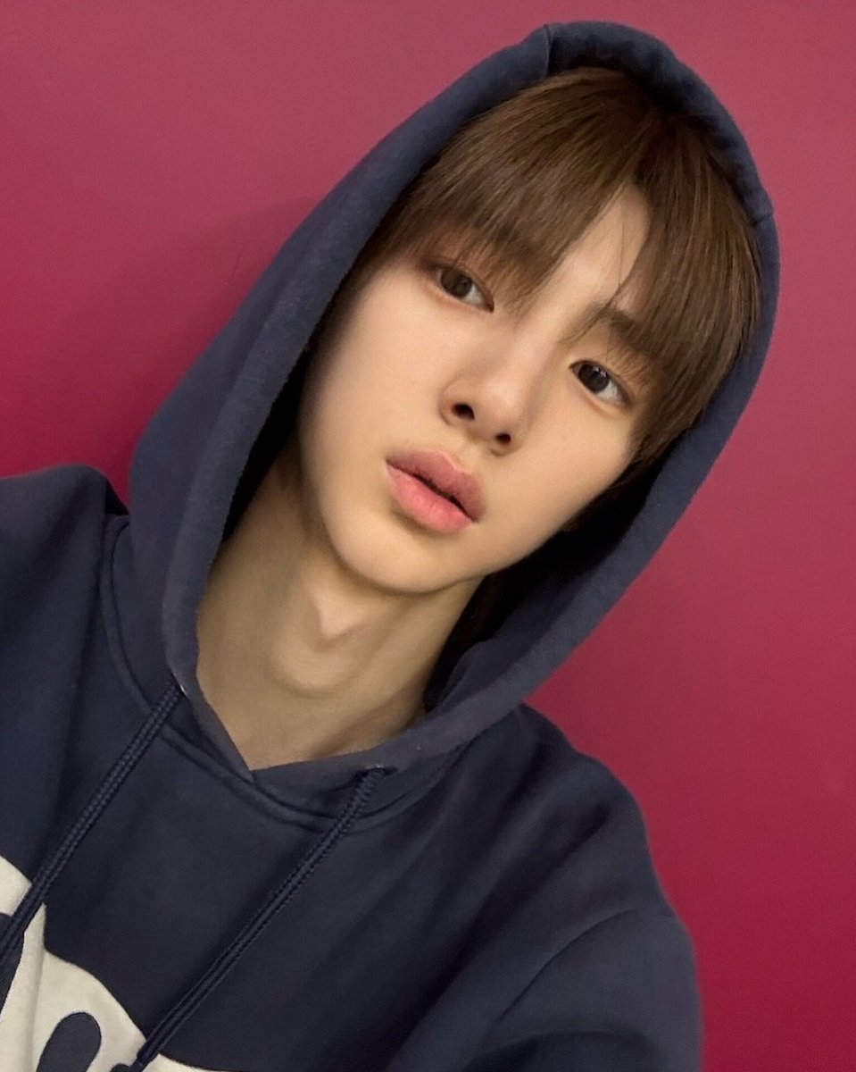 juhoonclub's tweet photo. juhoon having an adam's apple shaped like a heart is so him https://t.co/uBx6rAS0Bo