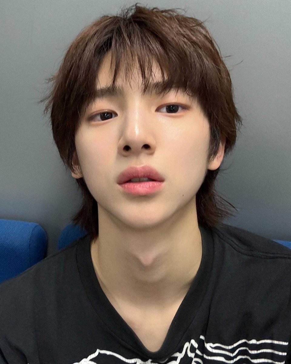 juhoonclub's tweet photo. juhoon having an adam's apple shaped like a heart is so him https://t.co/uBx6rAS0Bo