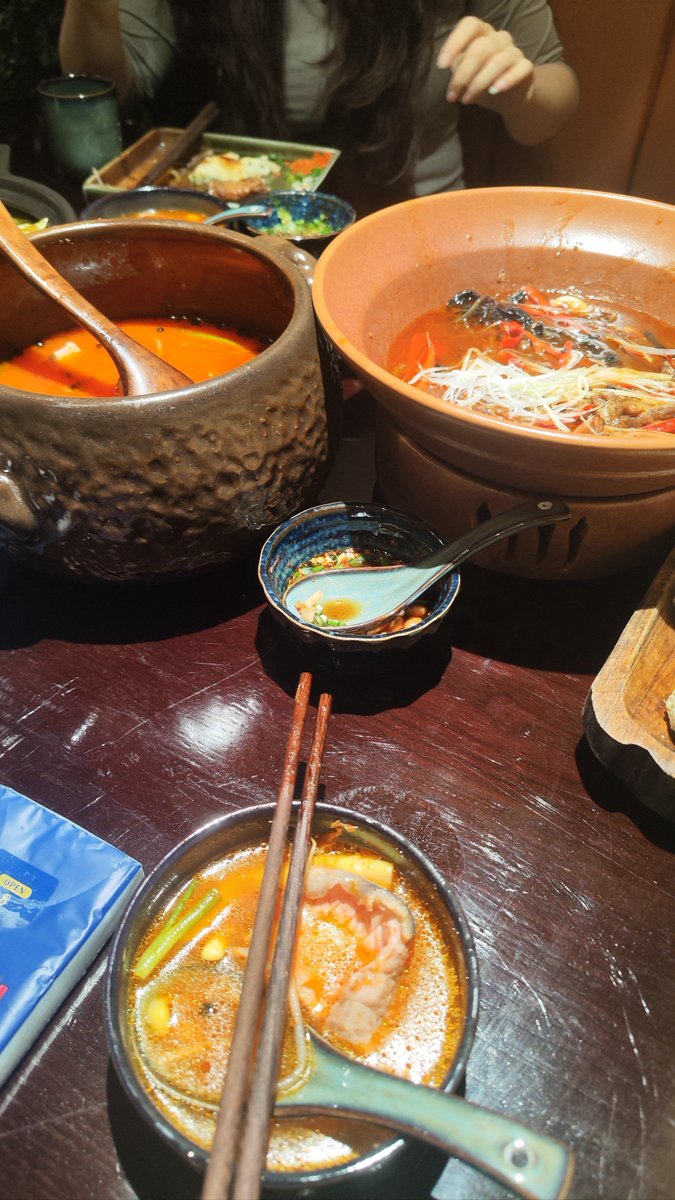 ArianaVincxtml's tweet photo. Noche fría, antojo de sopa caliente y conversación tranquila. El pequeo local sigue abierto para ti. ， https://t.co/ZI15knjNOh