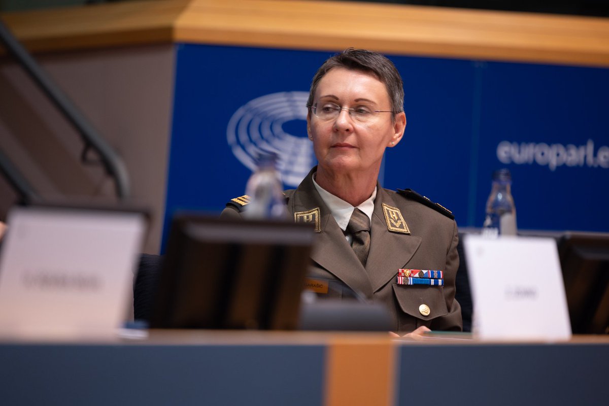 Chris_Gomart's tweet photo. Nos armées européennes ont besoin de davantage de femmes. Pas pour atteindre un quota mais pour être plus puissantes, plus efficaces et mieux préparées aux guerres de demain.

Le 30 septembre, au Parlement européen, nous avons parlé sans détour des obstacles qui persistent : des habitudes héritées du passé, des carrières encore trop difficiles à concilier avec la vie familiale, un manque de modèles et une culture qui n’évolue pas toujours au même rythme que les menaces.

Dans une Europe confrontée à la guerre, aux drones, aux cyberattaques et à la désinformation, nous ne pouvons nous priver d’aucun talent.

Un immense honneur d'accueillir autant de femmes militaires aux carrières exceptionnelles, venues partager leur expérience et leurs propositions.

Le constat est posé. Il faut maintenant agir.

#Femmes #Armées #Défense #Europe #Sécurité #Égalité #Leadership #ParlementEuropéen #Bruxelles #ChristopheGomart