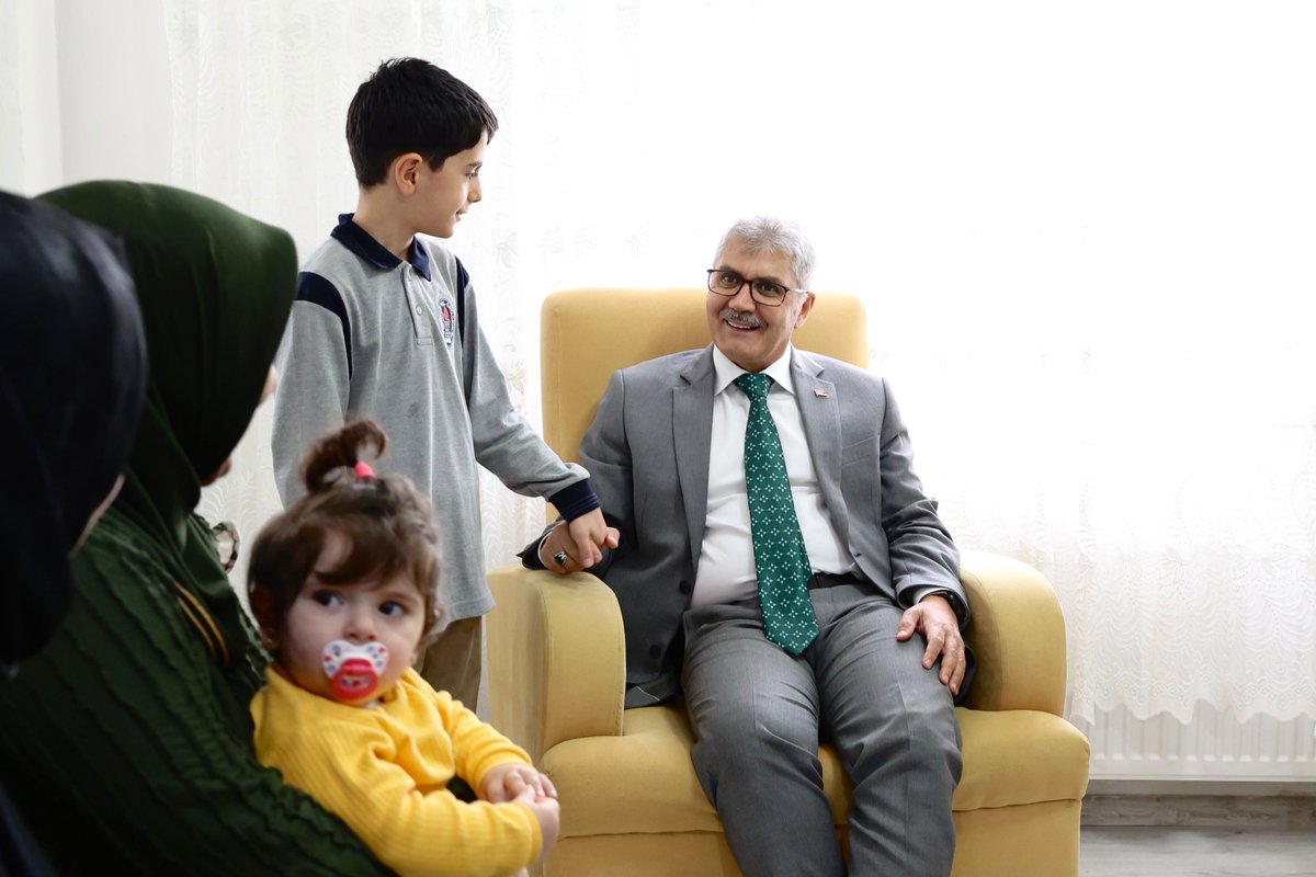 bingolvaliligi's tweet photo. 1 Ekim Dünya Yaşlılar Günü vesilesiyle, Valimiz Sayın Cahit Çelik ve Eşi Nermin Çelik Hanımefendi; tecrübeleriyle yolumuzu aydınlatan kıymetli büyüklerimizi evlerinde ziyaret ettiler.

Hanelerine konuk olduğumuz kıymetli büyüklerimiz Lütfü & Seyran Keray çiftimiz, Hurmi Yalnız teyzemiz ve Osman Akbaş amcamız
sıcak sohbetleri ve samimi güler yüzleriyle bu anlamlı güne değer kattılar. Devletimizin şefkat elini ve vefasını büyüklerimizin sofrasına taşıyan Valimiz Sayın Cahit Çelik, yaşlılarımızın her daim baş tacı olduğunu vurgulayarak sağlıklı ve huzurlu ömürler diledi.

Hayatımızın en kıymetli hazinesi olan tüm büyüklerimizin Dünya Yaşlılar Günü'nü en içten duygularımızla kutluyor, sağlıklı, huzurlu ve uzun ömürler diliyoruz.

@celikcahit