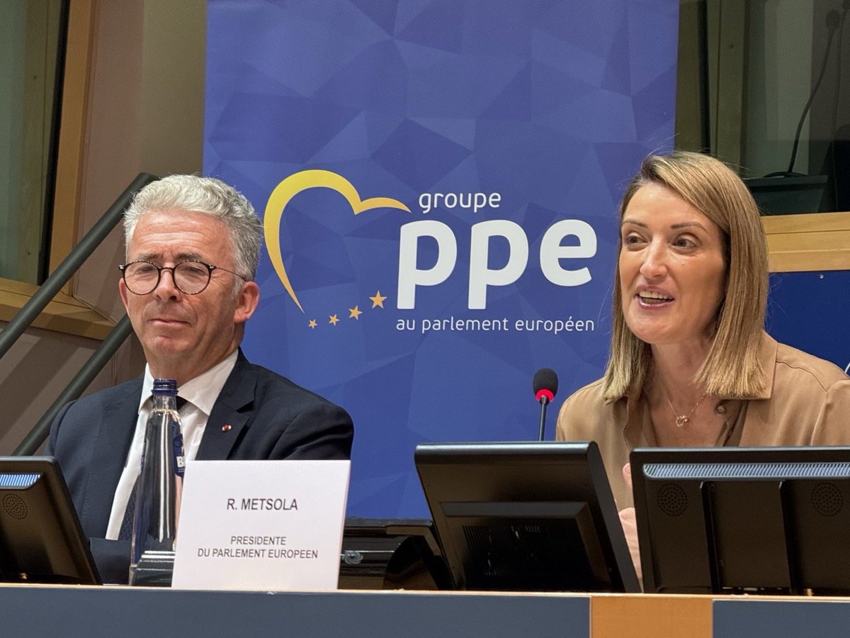 Chris_Gomart's tweet photo. Nos armées européennes ont besoin de davantage de femmes. Pas pour atteindre un quota mais pour être plus puissantes, plus efficaces et mieux préparées aux guerres de demain.

Le 30 septembre, au Parlement européen, nous avons parlé sans détour des obstacles qui persistent : des habitudes héritées du passé, des carrières encore trop difficiles à concilier avec la vie familiale, un manque de modèles et une culture qui n’évolue pas toujours au même rythme que les menaces.

Dans une Europe confrontée à la guerre, aux drones, aux cyberattaques et à la désinformation, nous ne pouvons nous priver d’aucun talent.

Un immense honneur d'accueillir autant de femmes militaires aux carrières exceptionnelles, venues partager leur expérience et leurs propositions.

Le constat est posé. Il faut maintenant agir.

#Femmes #Armées #Défense #Europe #Sécurité #Égalité #Leadership #ParlementEuropéen #Bruxelles #ChristopheGomart