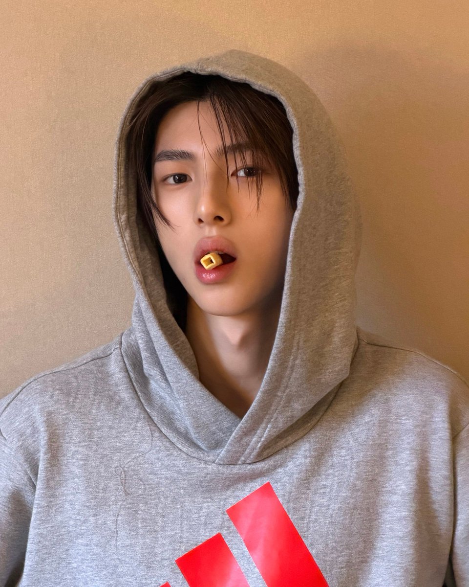 juhoonclub's tweet photo. juhoon having an adam's apple shaped like a heart is so him https://t.co/uBx6rAS0Bo