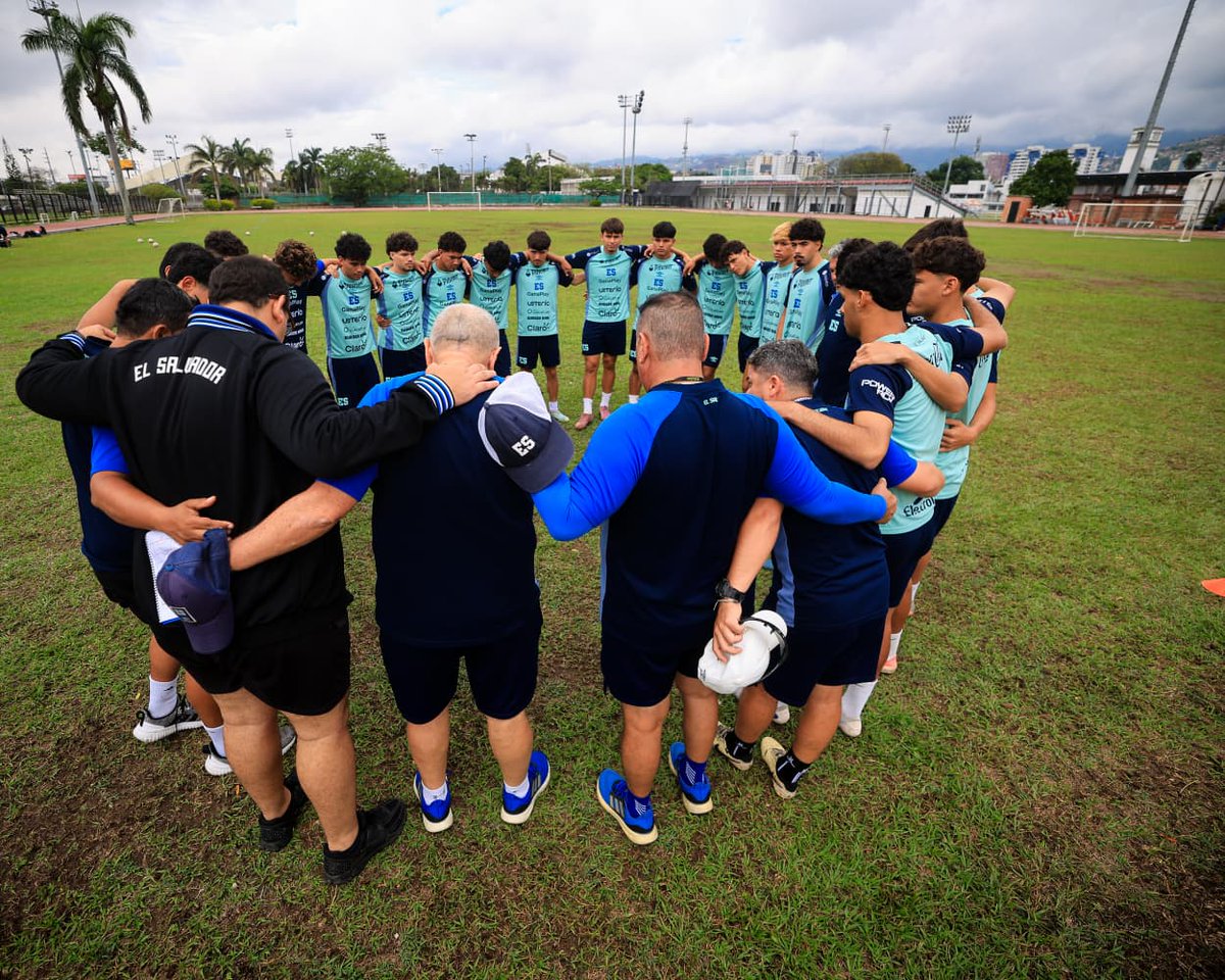 LaSelecta_SLV's tweet photo. 🇸🇻 𝑻𝒓𝒂𝒃𝒂𝒋𝒐 𝒑𝒓𝒆𝒗𝒊𝒐 𝒂𝒍 𝒅𝒆𝒃𝒖𝒕.

La Sub-20 realizó este jueves 1 de octubre una nueva sesión de entrenamiento en el Complejo Deportivo Canchas Panamericanas.

El trabajo estuvo enfocado en afinar detalles previo a su primer partido en el Torneo Las Américas. https://t.co/11vh3XrZF9