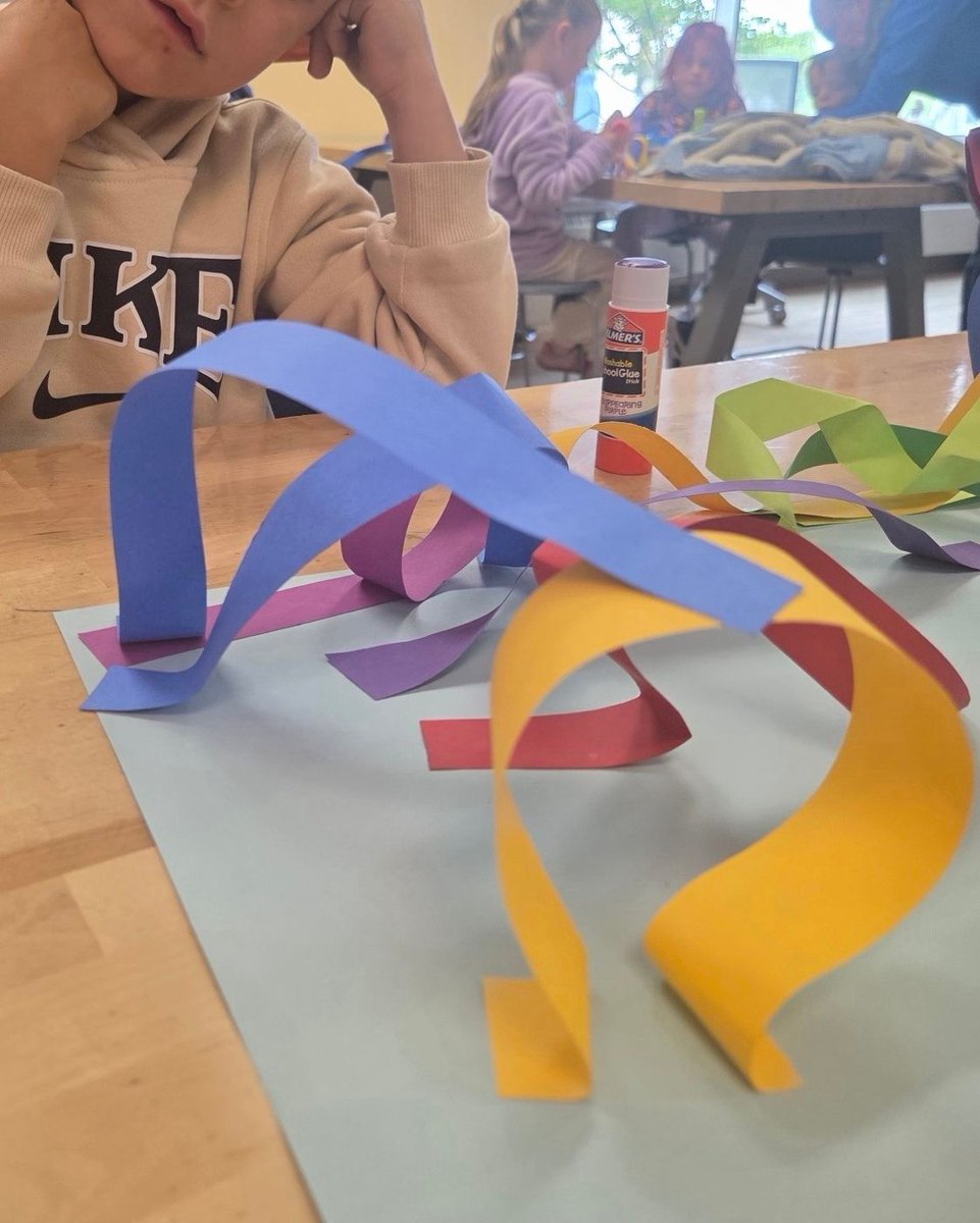 WMPublicSchools's tweet photo. 🎨Kindergarten Art!
WM is lucky to have dedicated Art class for our Royal learners! 👑
The first 4 weeks of art has been focused on learning rules for Art tools and building amazing fine motor skills (and creations)!
📸Ms DeMars- Art!
#WMArt #WMES #111Reasons https://t.co/VsegnVjobX