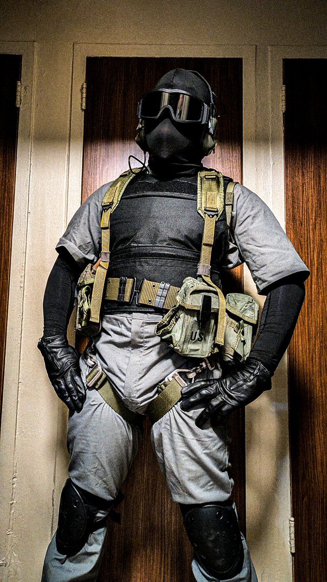 HazeWritesStuff's tweet photo. A more clear look at my 80s-style Operator cosplay. I was surprised at the reaction this got so I'll be adding more onto it soon! 

Representing faceless grunts here! https://t.co/RbMixXfapz