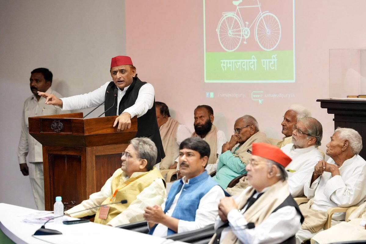 yadavakhilesh's tweet photo. लोकतंत्र और संविधान को बचाने के लिए हम सबको फिर से एकजुट होना होगा। आज ‘भाजपाई आपातकाल’ का जो दौर है उससे लड़ने के लिए बड़ों के मार्गदर्शन और आशीर्वाद के हम आकांक्षी हैं।

#BJPian_Emergency https://t.co/gz7t7PLZSZ