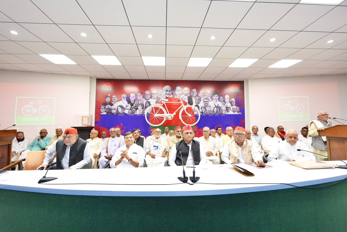 yadavakhilesh's tweet photo. लोकतंत्र और संविधान को बचाने के लिए हम सबको फिर से एकजुट होना होगा। आज ‘भाजपाई आपातकाल’ का जो दौर है उससे लड़ने के लिए बड़ों के मार्गदर्शन और आशीर्वाद के हम आकांक्षी हैं।

#BJPian_Emergency https://t.co/gz7t7PLZSZ
