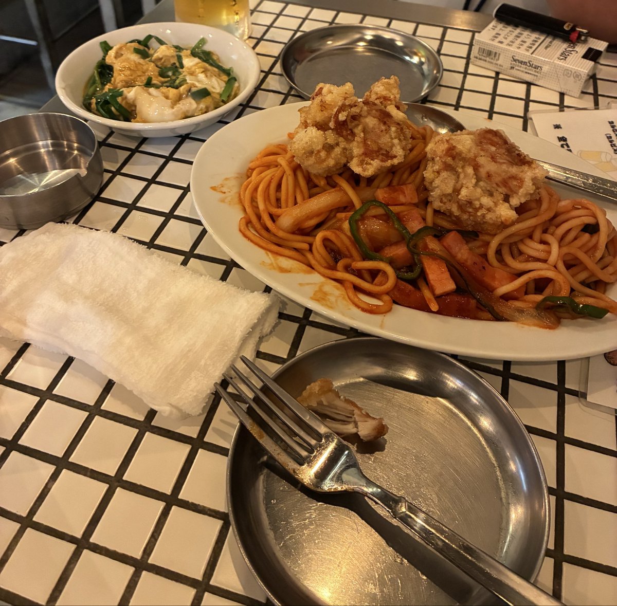 tomo_twomoons's tweet photo. 昼前から車庫小屋の壁紙貼り、飲食も忘れ作業に没頭し気付けば夕方。
空腹と疲労の中、主人が行く筈の夕方の運行まで肩代わり😓
ゆえに夜は主人の奢りでダイニチ食堂https://t.co/22wLuK3JXDへ。
唐揚げナポリタンは唐揚げ3個onで880円、生中はなんと280円！
味もコスパも◎〜✨ https://t.co/WtbWquuBMi