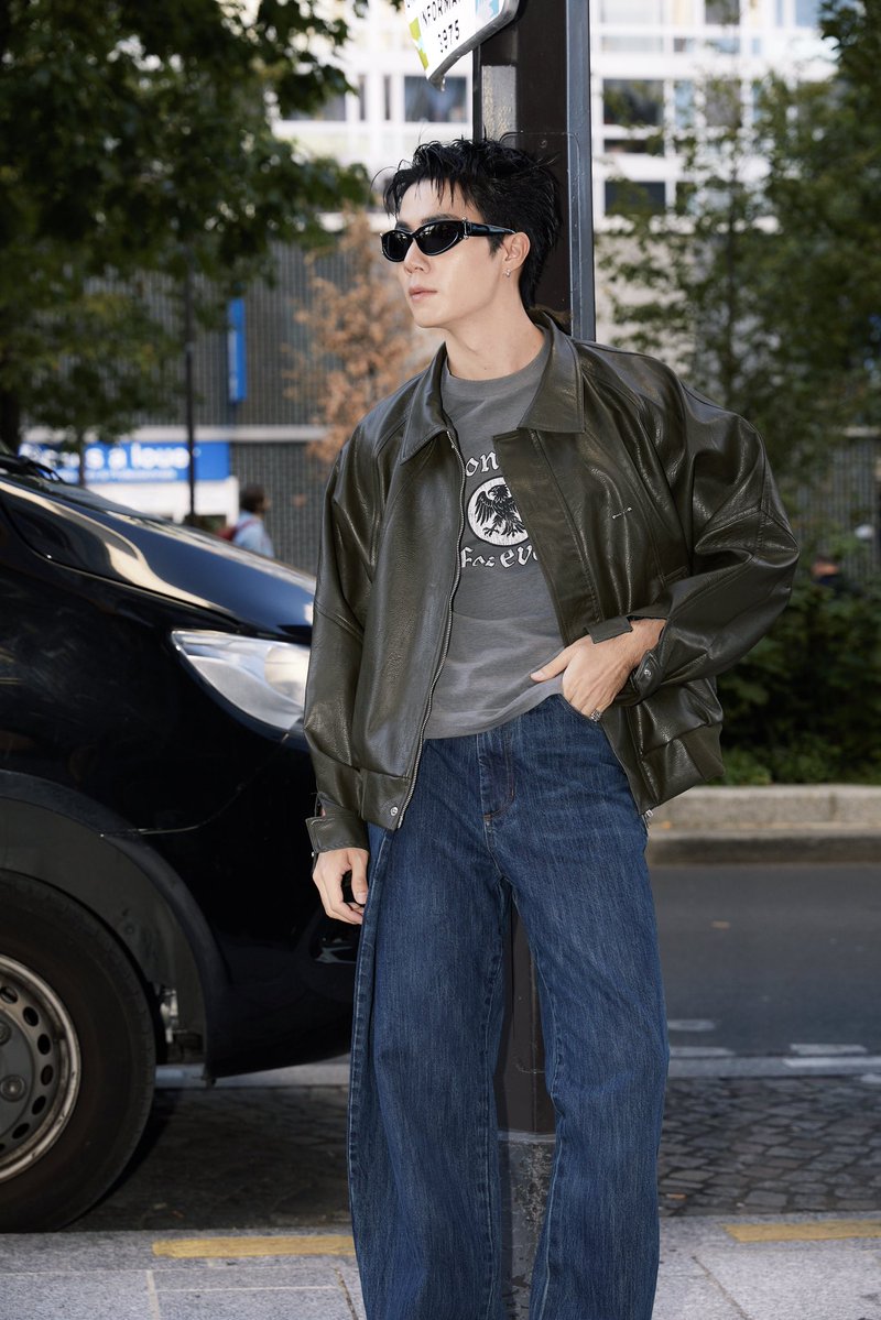 DomundiTV's tweet photo. ARRIVING IN PARIS WITH BONBOM x ASPARAGUS

Zee Pruk @zee_pruk arrives in Paris ahead of BONBOM x ASPARAGUS at Paris Fashion Week SS 2027, showcasing a cool, effortless look in muted tones, reflecting another side of his distinctive style.

ZEEPRUK PFW 2027
#ConceptKoreaXZeePruk
#BONBOM #ASPARAGUS
#KOCCA #ConceptKorea
#ZeePruk