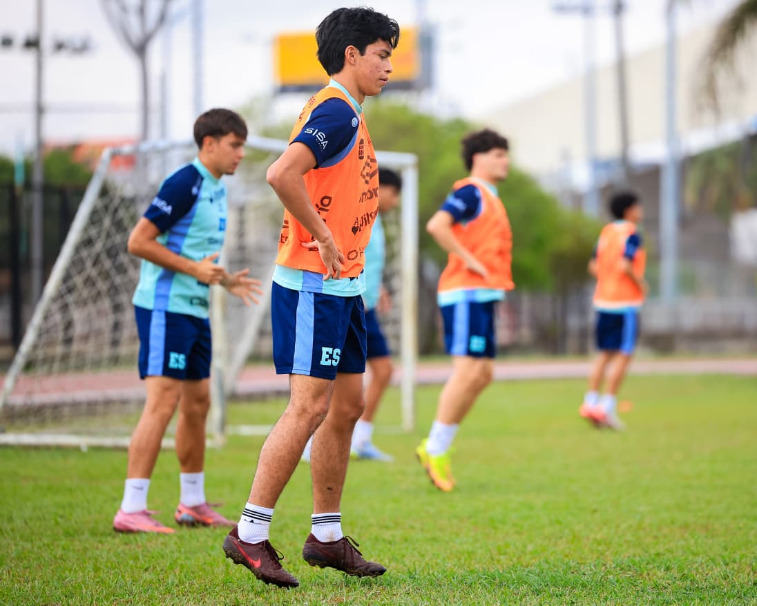 LaSelecta_SLV's tweet photo. 🇸🇻 𝑻𝒓𝒂𝒃𝒂𝒋𝒐 𝒑𝒓𝒆𝒗𝒊𝒐 𝒂𝒍 𝒅𝒆𝒃𝒖𝒕.

La Sub-20 realizó este jueves 1 de octubre una nueva sesión de entrenamiento en el Complejo Deportivo Canchas Panamericanas.

El trabajo estuvo enfocado en afinar detalles previo a su primer partido en el Torneo Las Américas. https://t.co/11vh3XrZF9