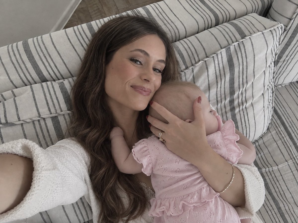 vrsclipse's tweet photo. mi princesa hermosa, ya son cuatro meses desde que estás en nuestras vidas y yo no puedo estar más llorona, porque una partecita de mí quiere que seas mi bebita chiquitita para siempre, te amo lucecita de mis ojos, gracias por alegrarme la vida 🥹🧸🩷 https://t.co/1aI6XlQfkX