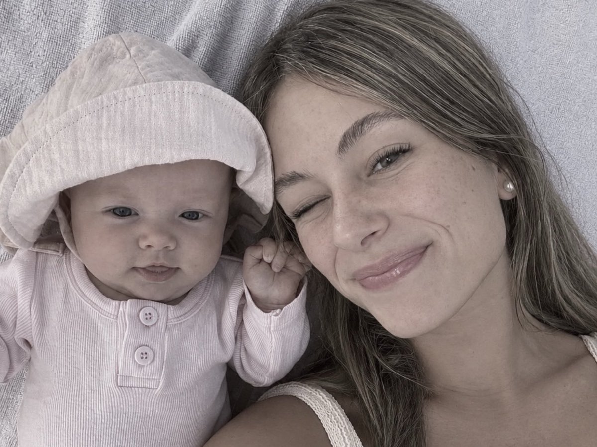 vrsclipse's tweet photo. mi princesa hermosa, ya son cuatro meses desde que estás en nuestras vidas y yo no puedo estar más llorona, porque una partecita de mí quiere que seas mi bebita chiquitita para siempre, te amo lucecita de mis ojos, gracias por alegrarme la vida 🥹🧸🩷 https://t.co/1aI6XlQfkX