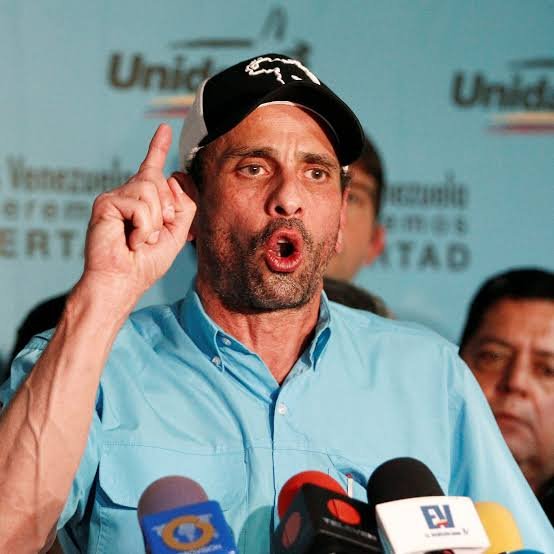 jaarreaza's tweet photo. El señor @hcapriles fue elegido para ser Diputado a la @Asamblea_Ven.

No asiste a una Sesión desde hace casi 4 meses (11 de junio). No participa en ninguna Comisión o Grupo Parlamentario. 

Eso sí, su salario como Diputado Principal lo cobra completo y puntual.

¡QUE MANGUANGUA! https://t.co/z9hgQUVIlK