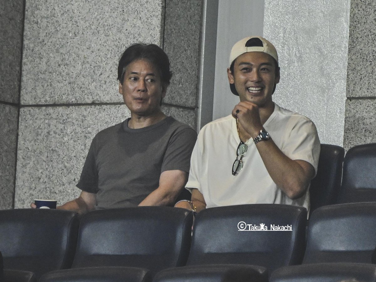 ikinikuishiro's tweet photo. ＃サッカー日本代表 の４枚です！
1：＃唐沢寿明 さんと #竹内涼真 さんも観戦！
2：横綱 #大の里 さんも観戦！
3：＃川崎フロンターレ サポーターも応援！
4：先発メンバー！
他にも数々の有名な方がいらっしゃっていました！ https://t.co/9frdV0nstP
