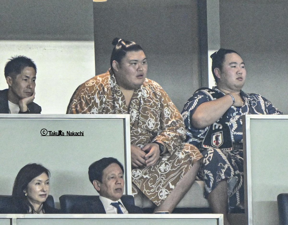 ikinikuishiro's tweet photo. ＃サッカー日本代表 の４枚です！
1：＃唐沢寿明 さんと #竹内涼真 さんも観戦！
2：横綱 #大の里 さんも観戦！
3：＃川崎フロンターレ サポーターも応援！
4：先発メンバー！
他にも数々の有名な方がいらっしゃっていました！ https://t.co/9frdV0nstP
