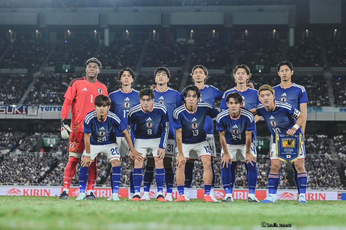 ikinikuishiro's tweet photo. ＃サッカー日本代表 の４枚です！
1：＃唐沢寿明 さんと #竹内涼真 さんも観戦！
2：横綱 #大の里 さんも観戦！
3：＃川崎フロンターレ サポーターも応援！
4：先発メンバー！
他にも数々の有名な方がいらっしゃっていました！ https://t.co/9frdV0nstP