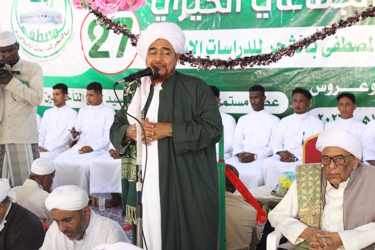 habibomar's tweet photo. الحبيب عمر بن حفيظ يشهد عقد الزواج الجماعي الـ27 بمدينة الشحر

أُقيم في مدينة الشحر في ساحل حضرموت، عصر السبت 15 ربيع الثاني 1448هـ الموافق 26 سبتمبر 2026م، عقد قران 46 عريسًا وعروسًا ضمن الزواج الجماعي الخيري السابع والعشرين، وذلك في جامع الشيخ أحمد، بحضور المنصب الحبيب علي بن حسن ابن الشيخ أبي بكر، والعلامة الحبيب عمر بن محمد بن حفيظ، وجمع من العلماء والأعيان والأهالي والضيوف من داخل الشحر وخارجها.

ألقى الحبيب عمر بن حفيظ في المجلس محاضرة بعنوان: 
"مناط أسرار الخلافة الإلهية بالأسر واختلاف أحوالها أمام ذلك وخطير ما يترتب عليه"

 أكّد فيها أن شأن تكوين الأسر شأن عظيم، وأن صلاحها يبدأ منذ اختيار الزوجين وتحرير النيات والمقاصد في الزواج، داعياً إلى تقديم الدين في اختيار الزوجة، والحرص على أن تقوم البيوت على شرع الله وهدي رسوله ﷺ، وأن يكون اهتمام المسلم بصلاح أسرته وإيمانها وأخلاقها أعظم من اقتصار اهتمامه على شؤون البيت المادية ومظاهره.