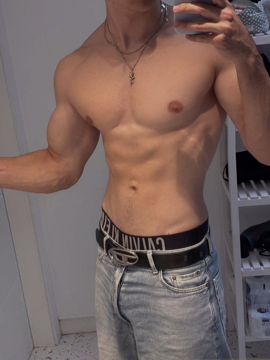 gymbrojosh's tweet photo. arm days been paying off https://t.co/AYLYlgGuh0