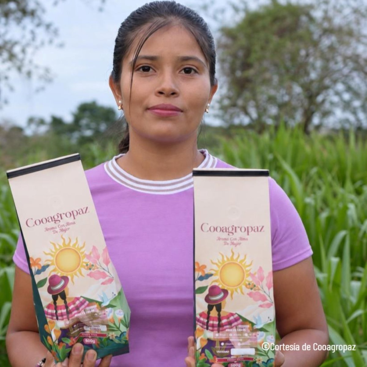 FAO_Colombia's tweet photo. @ARNColombia @AZimmermannFAO @CNRCOMUNES @UAcuerdoPaz @MisionONUCol @UNODCROCOL @diariodelhuila @agronegocios_co @cooagropaz En #FICCA2026 con el convenio #FRES, financiado por la @ARN_Colombia y la cooperación técnica de la FAO Co, acompañamos a #FEDEAGROPAZ, @COOAGROPAZ y #ASOEMANCIPADORAS, iniciativas donde firmantes de paz y comunidades campesinas encuentran en el café una oportunidad productiva. https://t.co/p40gRHF33e