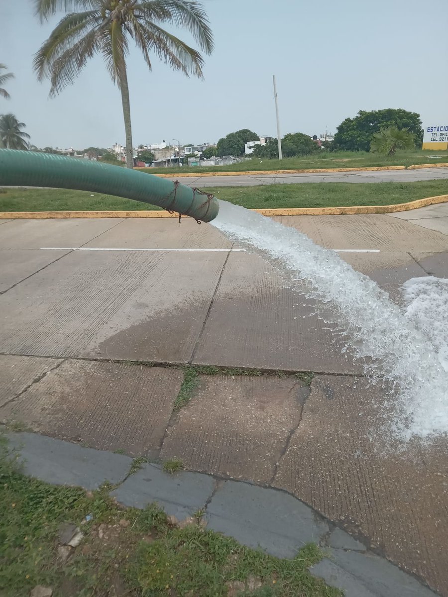 ForoCoatza's tweet photo. #CMAS fortalece el abasto de agua en Olmeca con instalación de generadores ante falta de energía #Coatzacoalcos
https://t.co/XbYQq53zI1 https://t.co/o7s95pD1Z9