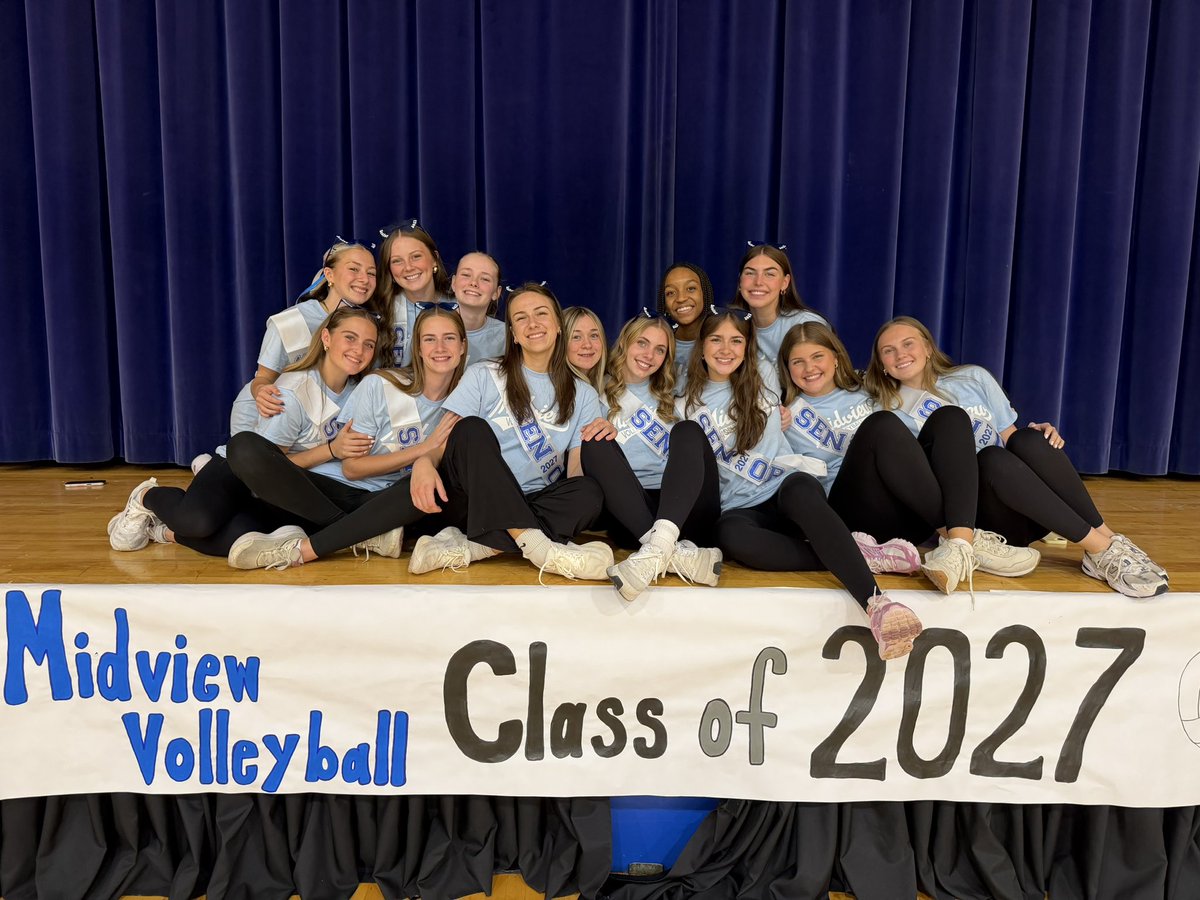 MiddieVball's tweet photo. WE 🤍 OUR SENIORS!! 

#GoMiddies https://t.co/qiyE9yFG95