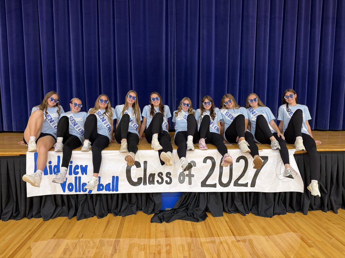 MiddieVball's tweet photo. WE 🤍 OUR SENIORS!! 

#GoMiddies https://t.co/qiyE9yFG95